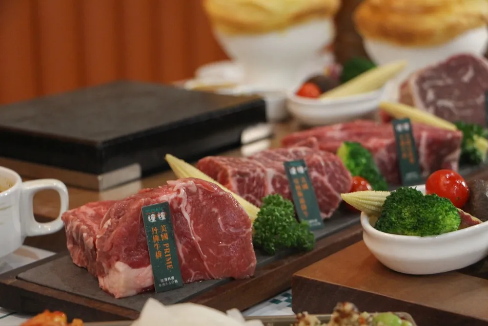 【完整菜單】高雄最新網美餐廳「犝犝 燄牛排館」開幕！主打岩盤炙烤和牛　最低 488 元無限吃冰淇淋、義大利麵