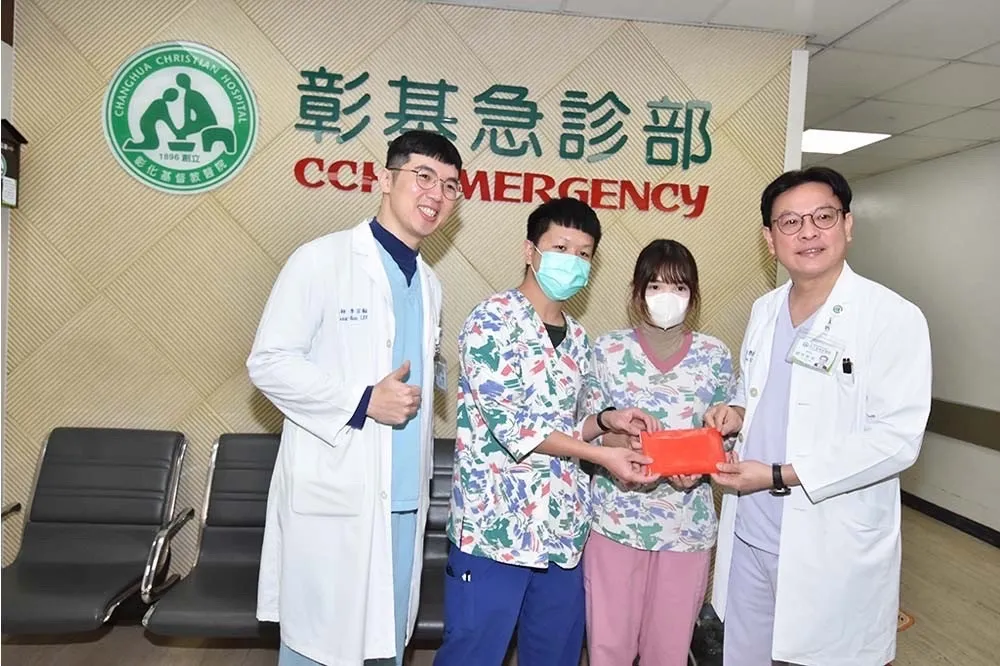 【台中氣爆】護理師情侶跪地CPR搶救傷患　彰基頒發10萬元禮券獎勵