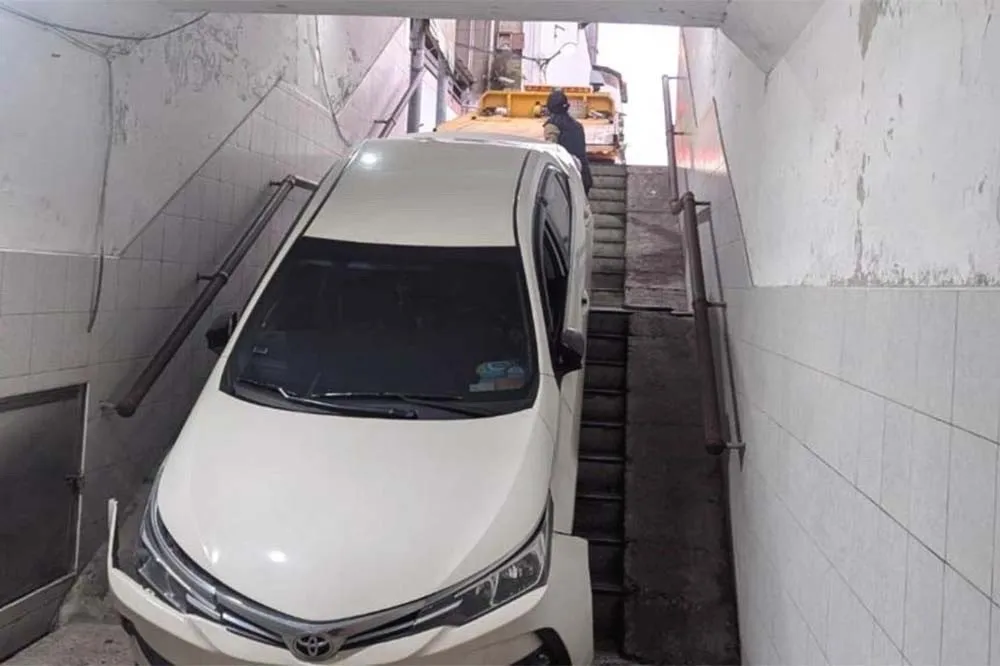 誇張畫面曝光！新北婦開車誤闖地下道「倒頭栽」　求助拖吊又出包再摔一次