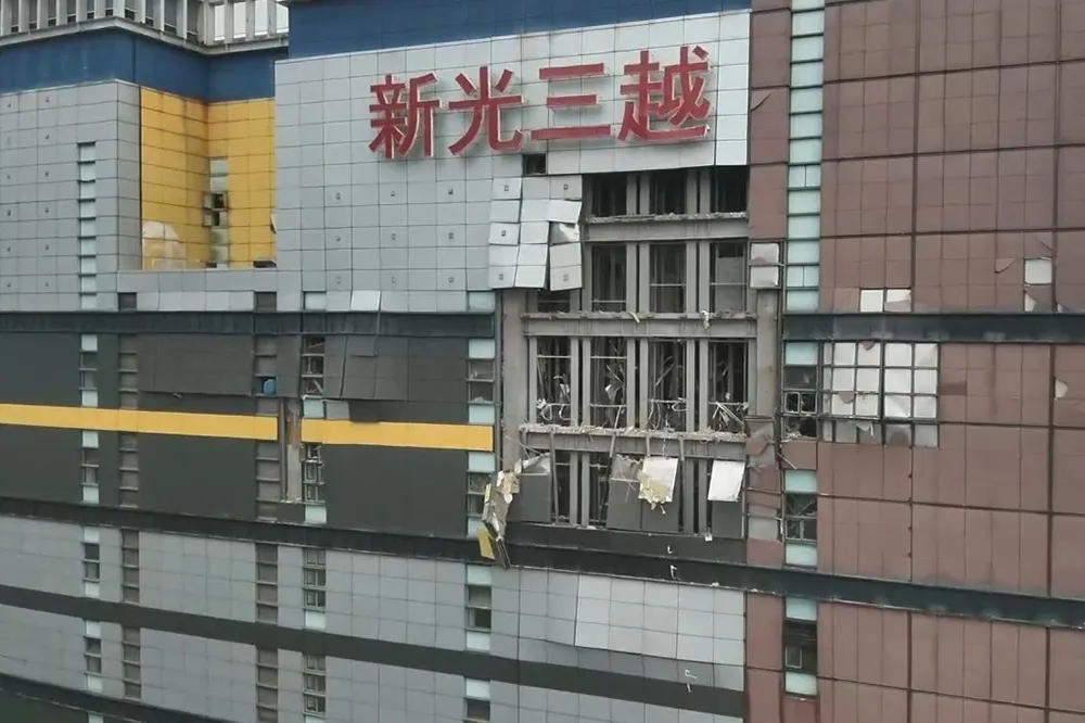 【台中氣爆】新光三越「全棟封鎖」業者無法取物　中市府撂重話：專家證明安全才能進入