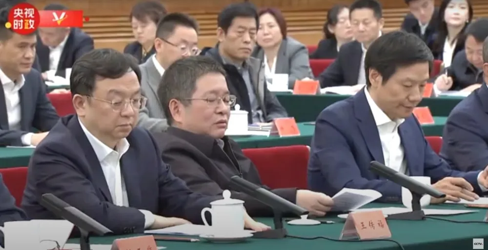 習近平坐對面　中國晶片首富「斜坐念稿」如官老爺掀熱議