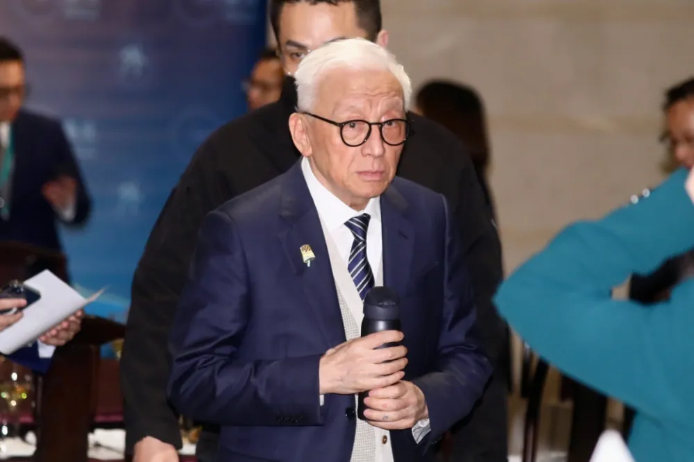曹興誠認了！　稱私密照女子是交往過的「中國女朋友」