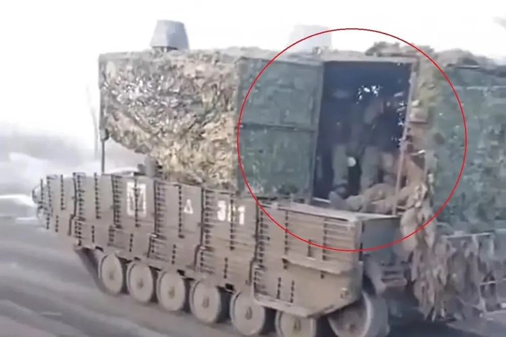 【俄烏戰爭三周年】俄軍BMP-2戰車被稱「死亡陷阱」　士兵寧坐車頂不坐車裡