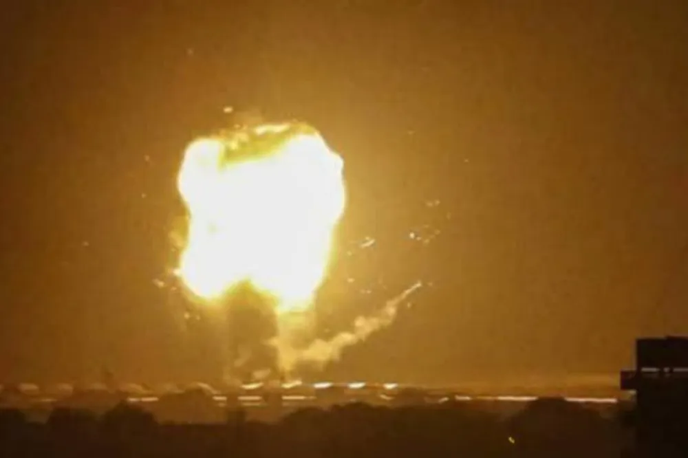 【有片】以色列戰機空襲敘利亞軍事設施　居民半夜驚魂聽見連環爆炸聲