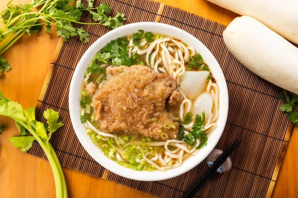 最後一天！八方雲集全新美食「梁師傅排骨麵」推優惠　免費送小菜、超過 10 種品項任你選