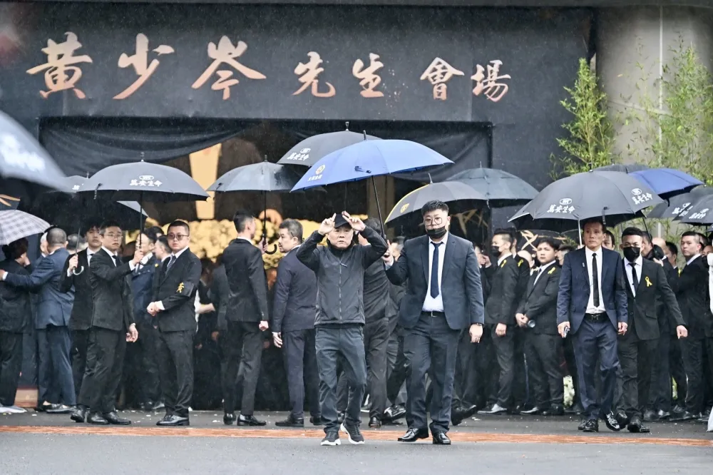 竹聯幫主「么么」黃少岑告別式千人送行　400警力荷槍實彈待命
