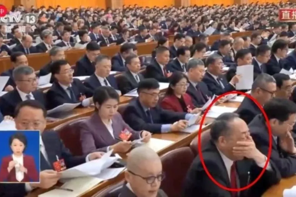 兩會代表給李強政府工作報告一個捂嘴的哈欠