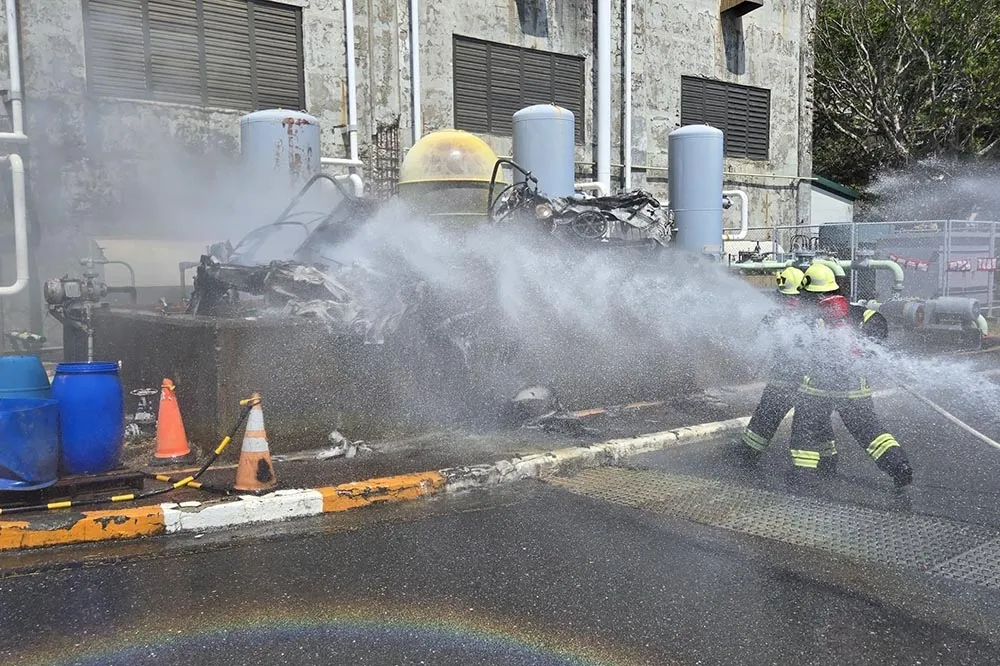 核三廠火警第一時間未通報　民代開車撞大門抗議遭制止