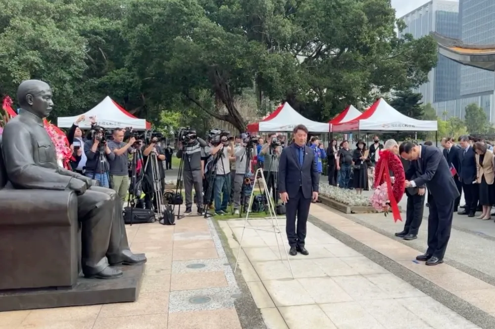 朱立倫向孫中山銅像獻花　遭民眾狠嗆要求下台：3次大選都輸！