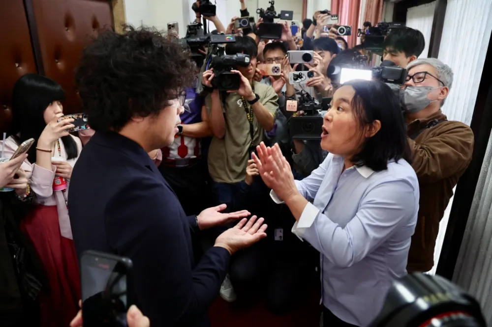 傅崐萁不滿質詢被錄影爆怒　陳玉珍「護駕」肉身擋鏡頭引爆藍綠互嗆