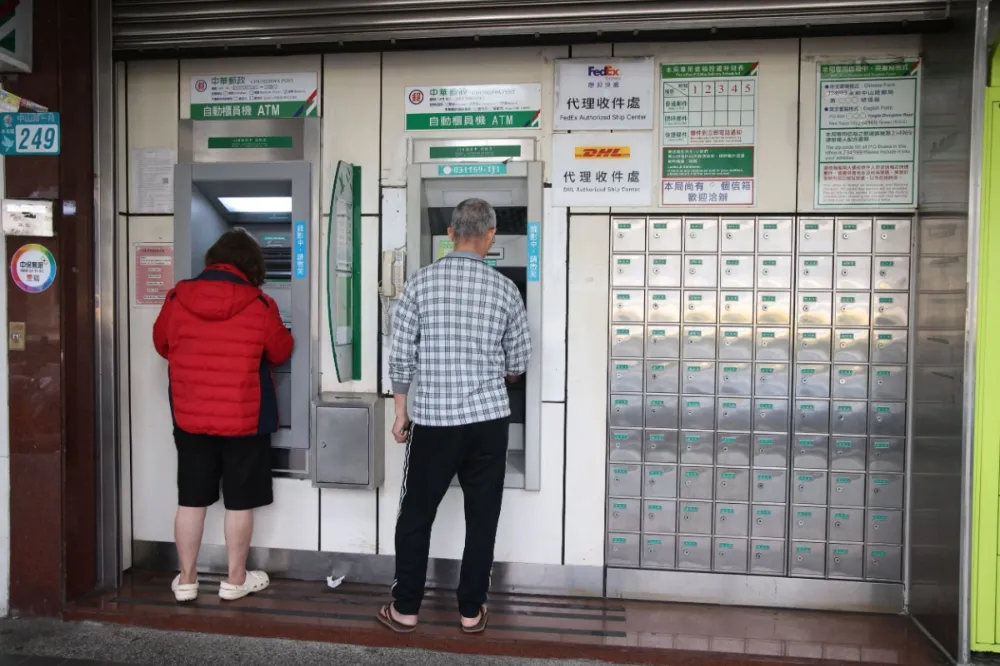 快訊／中華郵政傳出當機災情　民眾至郵局ATM領錢「扣款沒吐鈔」