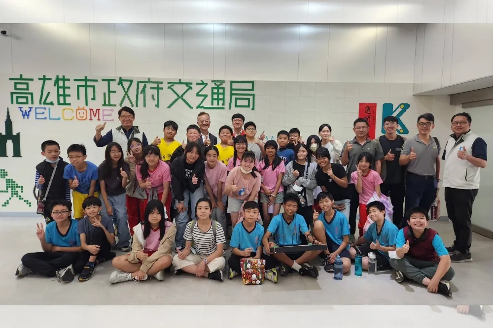 創新發明落地實踐　永芳國小師生參訪交通局智慧運輸中心