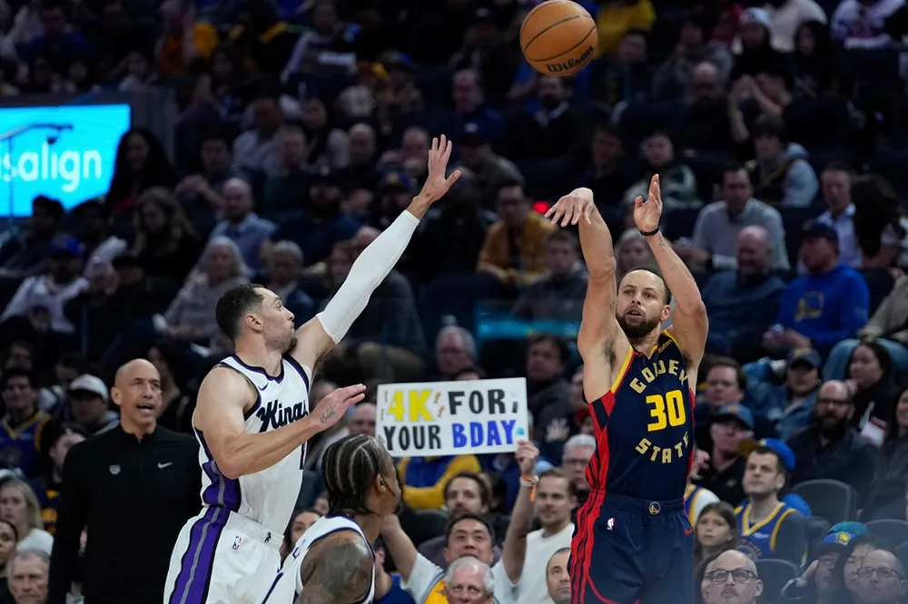 歷史之夜贏球！柯瑞命中第4000顆3分球創NBA紀錄　勇士11連勝