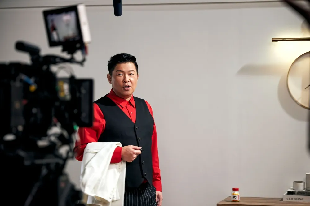 一句話毀事業！曾國城挺黃子佼超慘　公視節目飛了、代言也解約