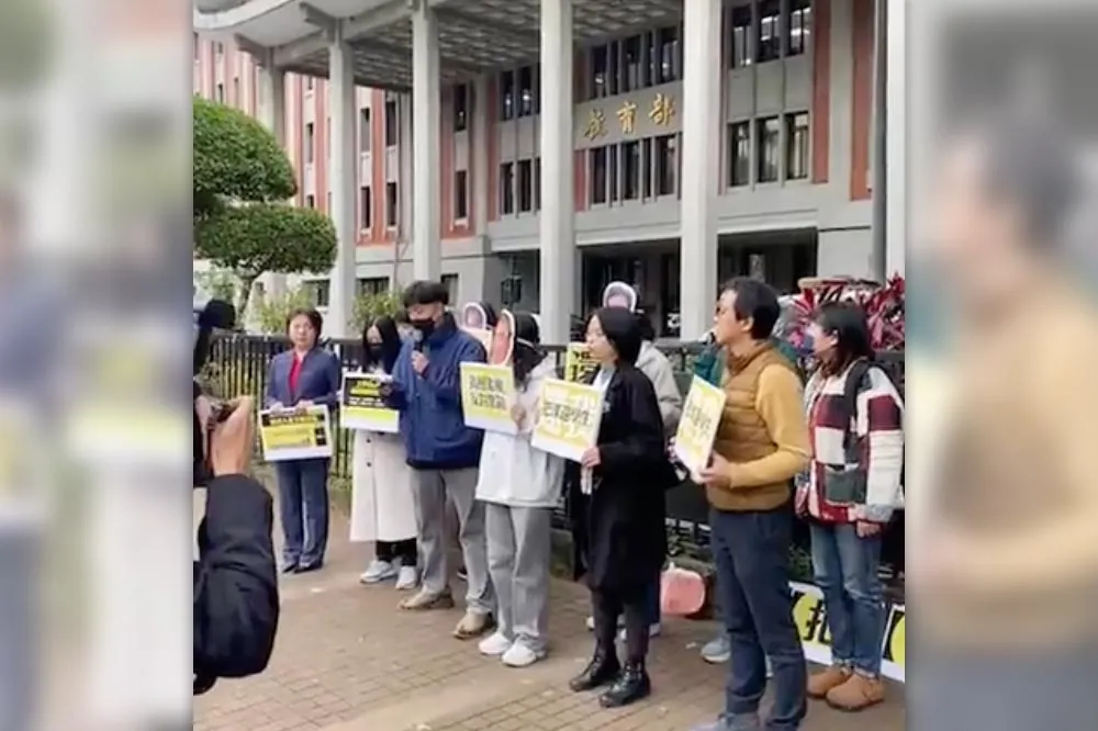 世新開課人數門檻30人惹議　學生赴教育部前抗議：剝奪學習機會