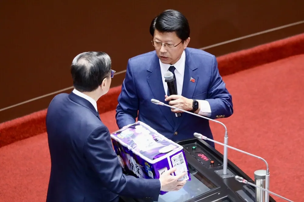 預算砍到沒錢買廁紙？　謝龍介送5箱衛生紙調侃卓榮泰「政院比災民還慘」