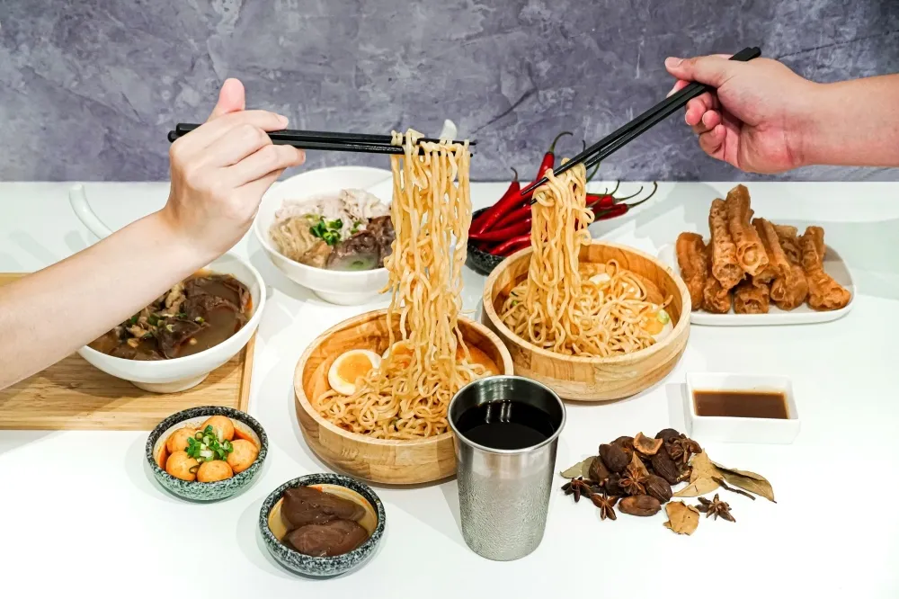 大師兄銷魂麵舖插旗高雄左營環球！開幕期間憑交通票券飲料免費、打卡送「90 天無限加麵卡」