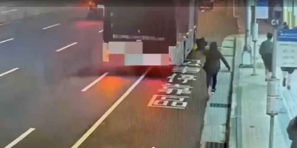 人肉拖地畫面曝光！乘客遭公車門夾住拖行10公尺　駕駛落跑辯：看起來沒事