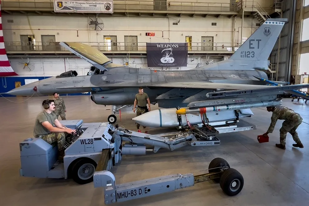 【有片】美海軍出手整合F-16與AGM-158C飛彈　我國「不對稱」戰力可望提升