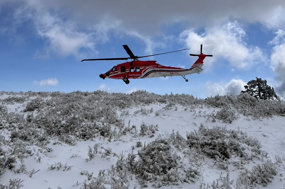 登山團攀奇萊東稜遇「30公分大雪」1人死亡　受困16人今全數獲救