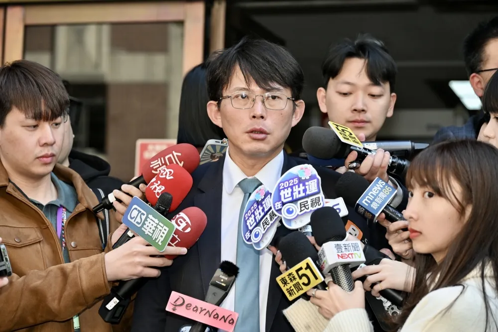 柯文哲今出庭民眾黨動員旁聽　黃國昌譏監察院是「東廠院」
