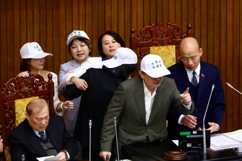 綠委齊戴「大罷免大成宮」白帽　柯建銘：第二階段是關鍵點