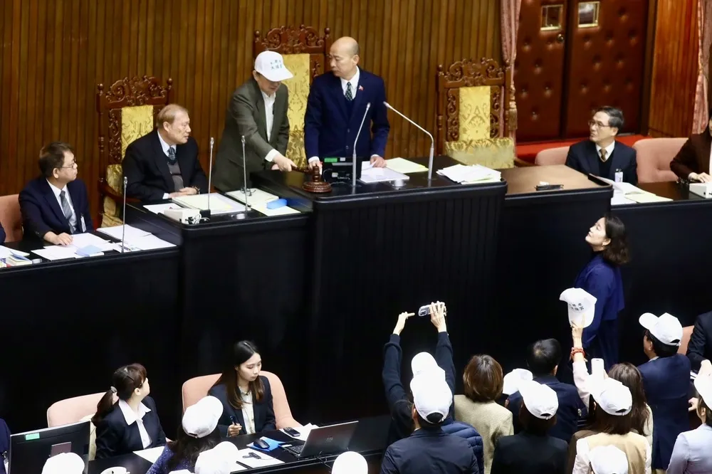 柯建銘衝上立院主席台搶韓國瑜議事槌　藍營嗆：想篡位
