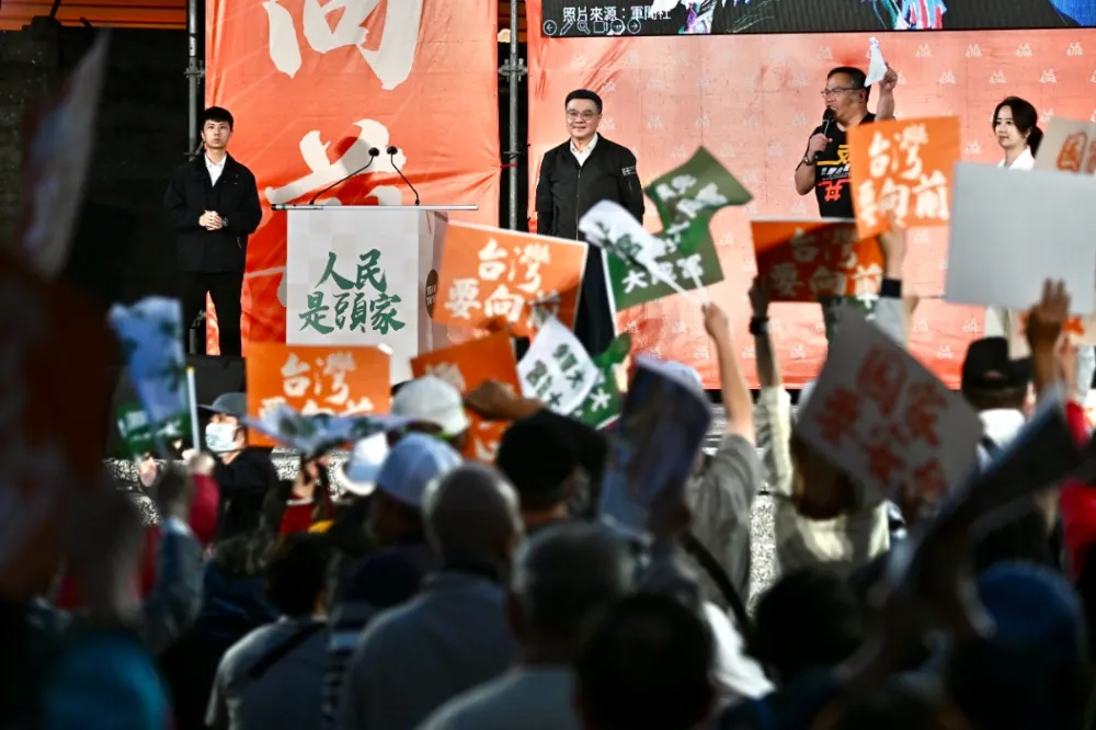 「人民是頭家」花蓮宣講4千人相挺　場外民眾舉牌嗆罷傅崐萁