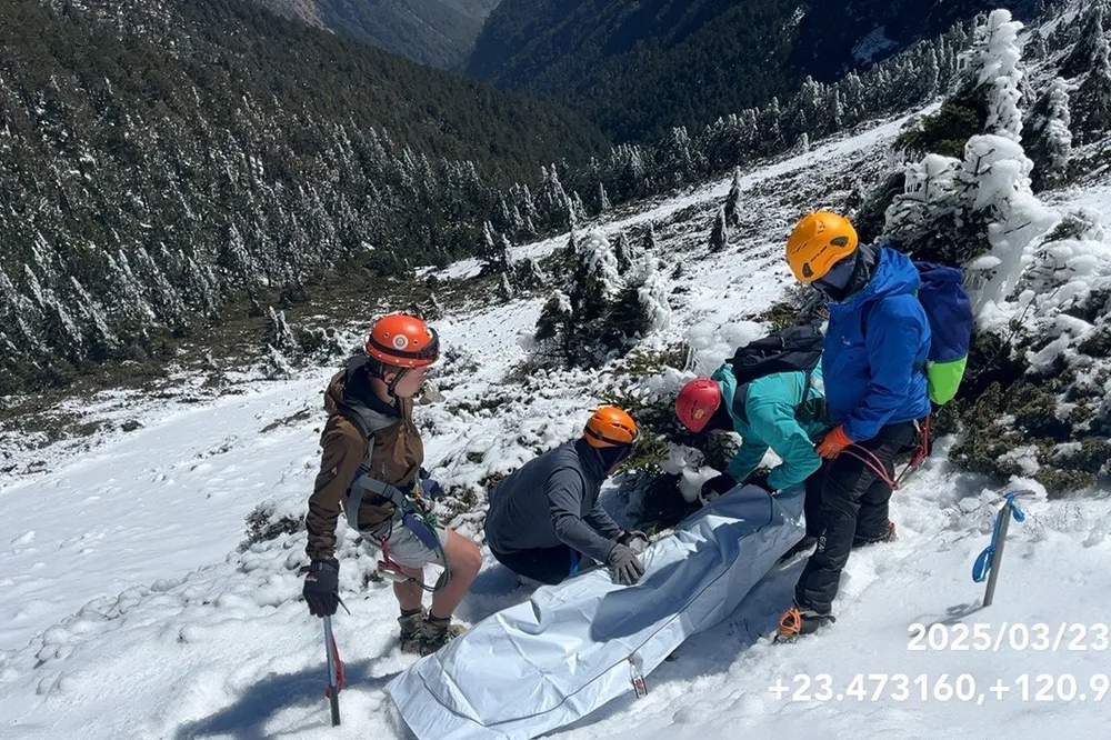 【有片】玉山「魔王坡」山難　搜救人員踩陡坡搬運、吊掛遺體畫面曝光