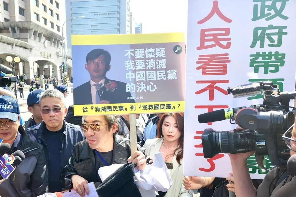 不滿亂入民眾黨宣講遭推擠　史書華「我被撞飛」怒提告