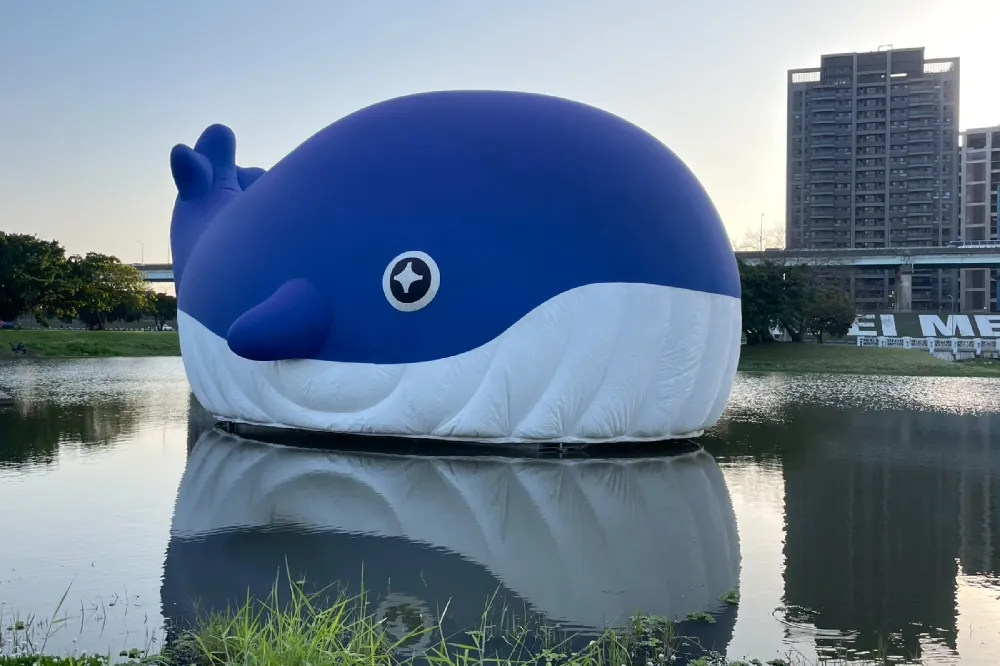 新北大都會公園「7 米高巨型鯨魚裝置」限時登場！夜晚限定水舞燈光秀展至 4 月中