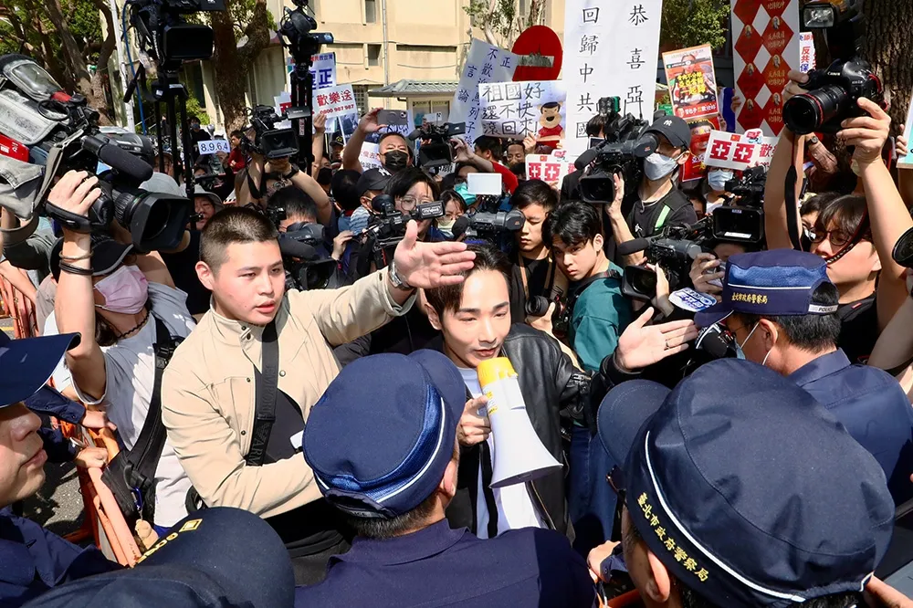 八炯、閩南狼攜國旗到場「歡送亞亞」爆口角　警員緊急拉開雙方