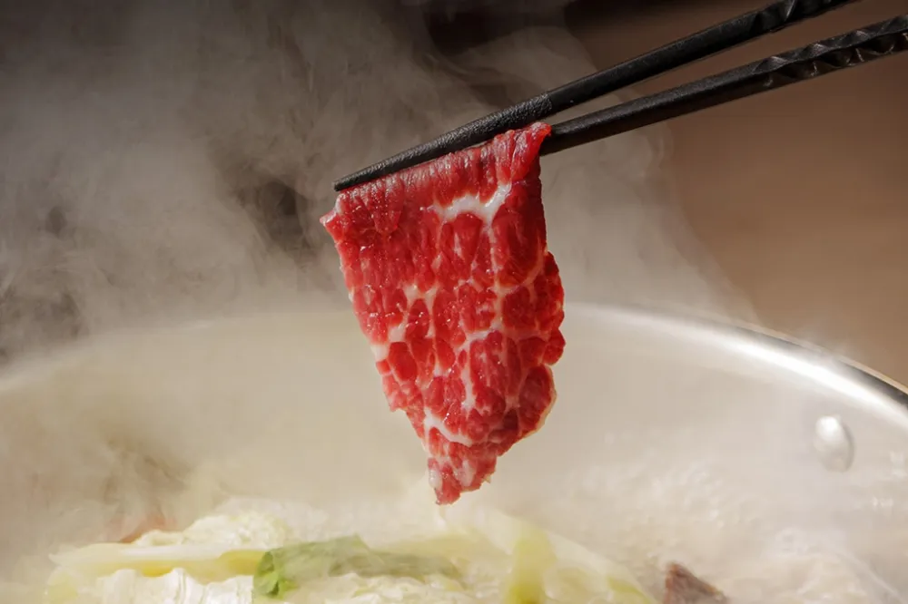「溫體牛天花板」牛琅火鍋疑爆食安　情侶吐到掛急診怨業者：還在演CSI？
