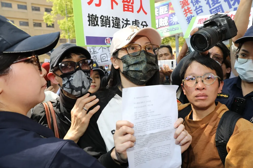 中配「亞亞」自稱主張和平統一　丈夫首露面喊話內政部：不要讓我們的家庭破滅