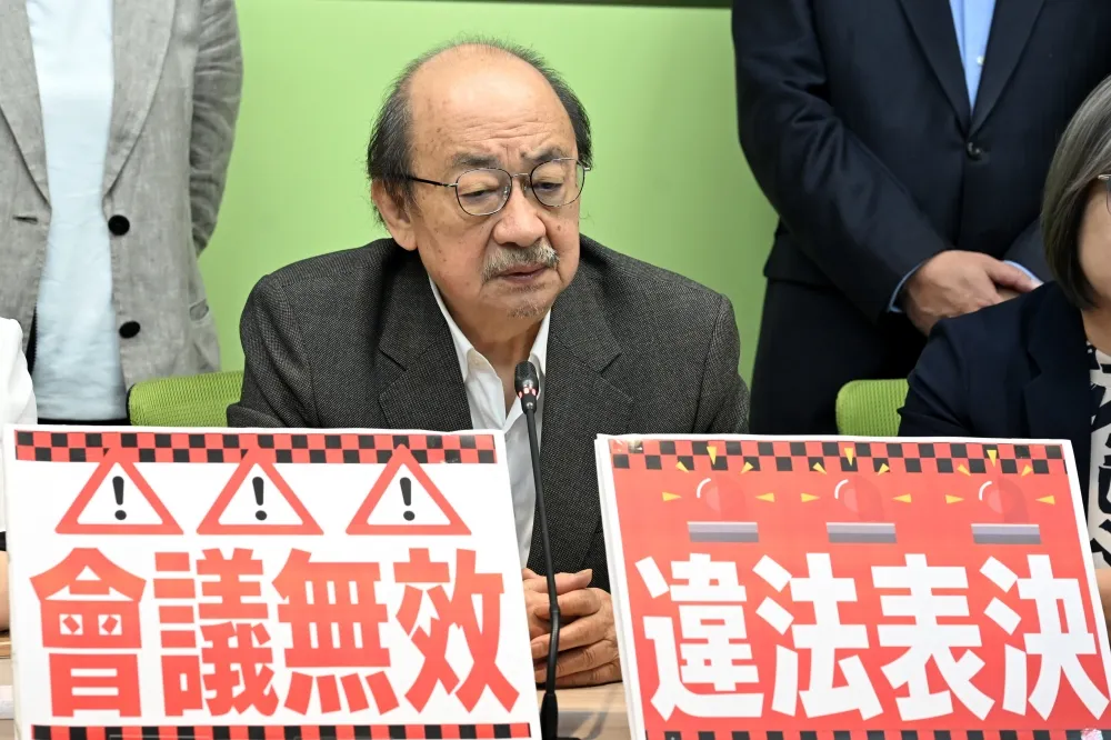 徐巧芯驗傷喊告　柯建銘只認毀損桌子嗆徐「作偽證是要關的」