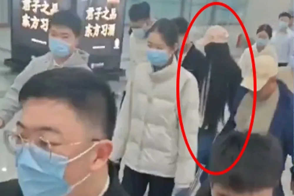 【有片】中配「亞亞」抵達中國遭大批人馬團團包圍　網猜測：不是普通媽媽