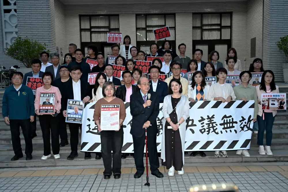 立院明處理兩大公投案　民進黨團「兵分四路」徹夜封鎖議場