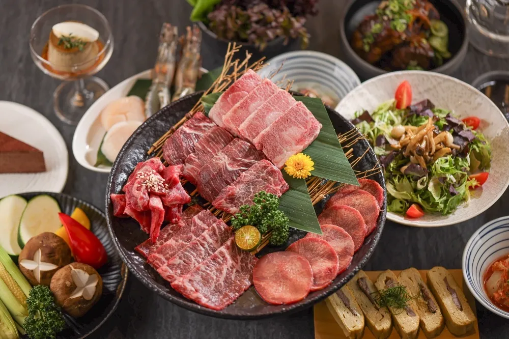 柏克金燒肉屋菜單升級！桌邊「現切帶骨牛小排」、超長「牛舌一本切」必吃