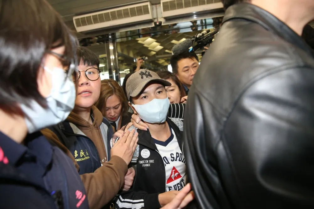中配小微抵達桃機下午離台　高喊「我不服」：我一個堂堂正正中國人沒有錯