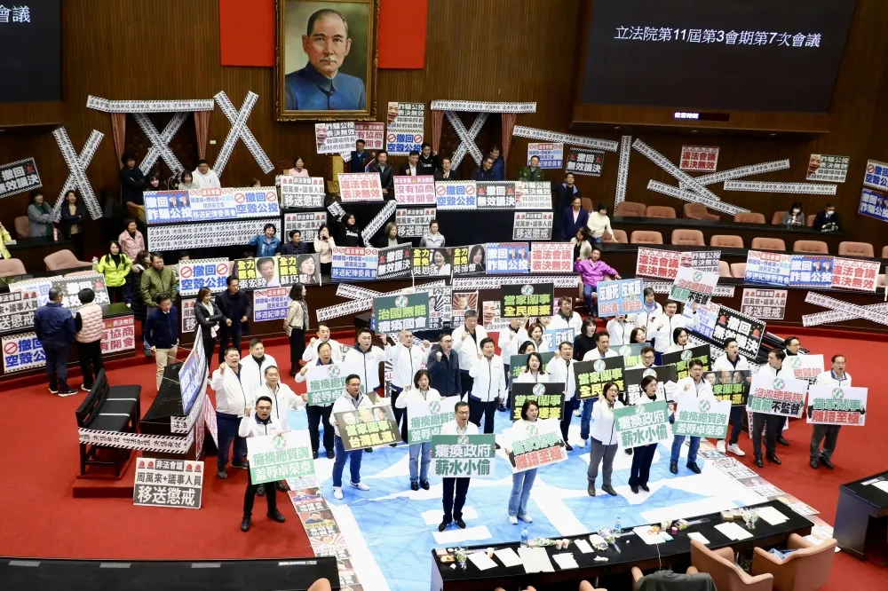 控民進黨四度癱瘓院會　藍委衝議場撕爛「罷」字怒嗆薪水小偷