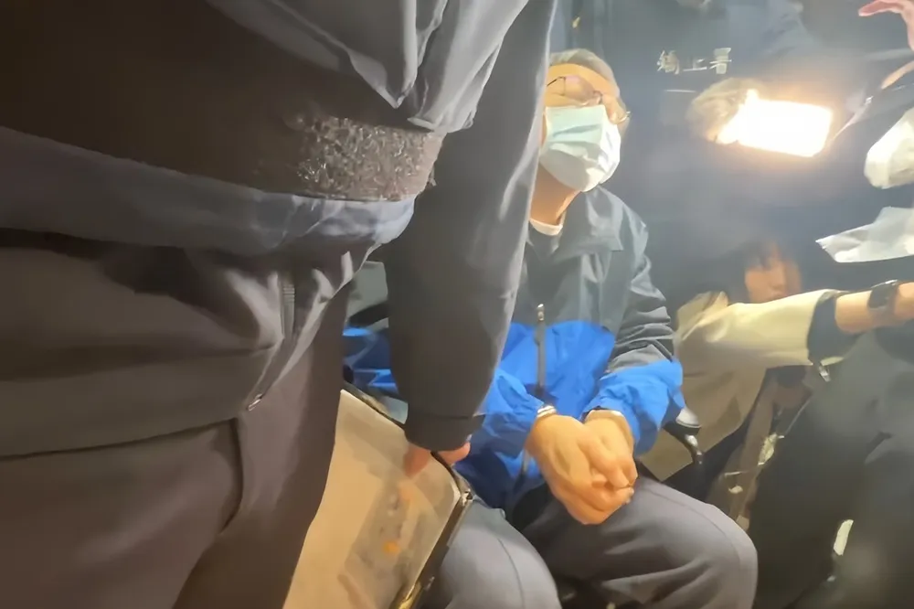柯文哲尿道堵塞、左腎積水　今晨坐輪椅戒送醫、手術已完成