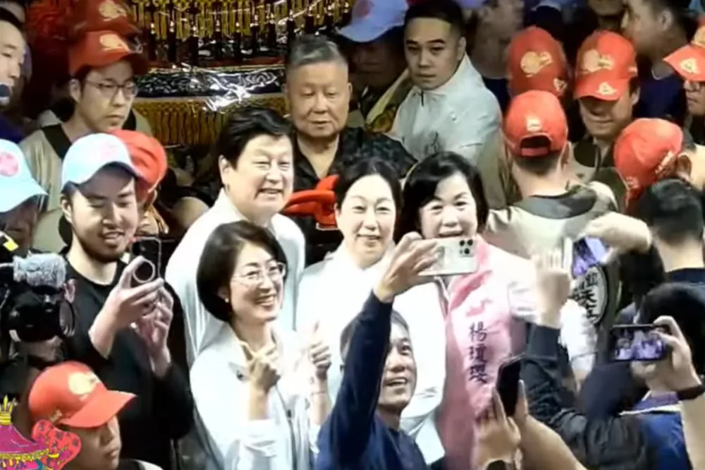 傅崐萁現身大甲媽遶境　喊話台灣應團結面對經濟挑戰