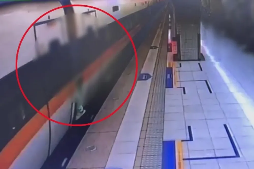 不要命！男子趕不上太魯閣號竟攀掛車廂外　從南港硬撐到七堵站落軌被救