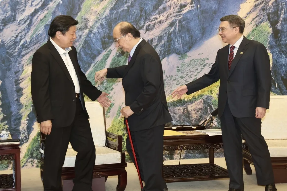 【有片】朝野共商國是一開場就吵！柯建銘不滿傅崐萁座位安排　卓榮泰超尷尬