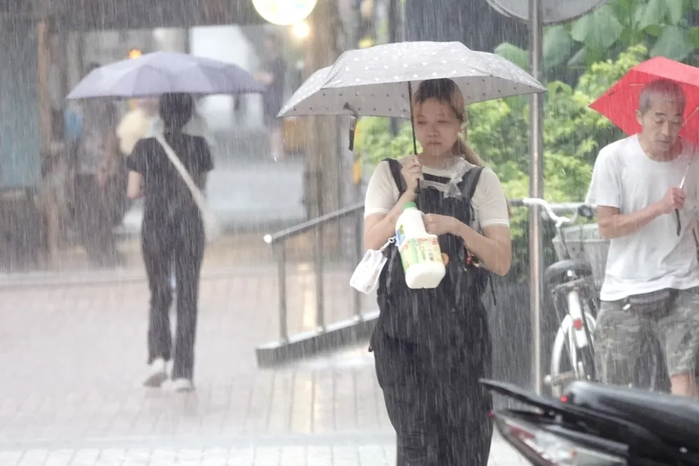準備變天！2波鋒面接力報到　明晚起雷雨狂掃全台