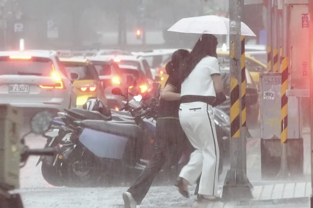 鋒面今晚開始發威　專家警告：入夜後須防強風暴雨來襲