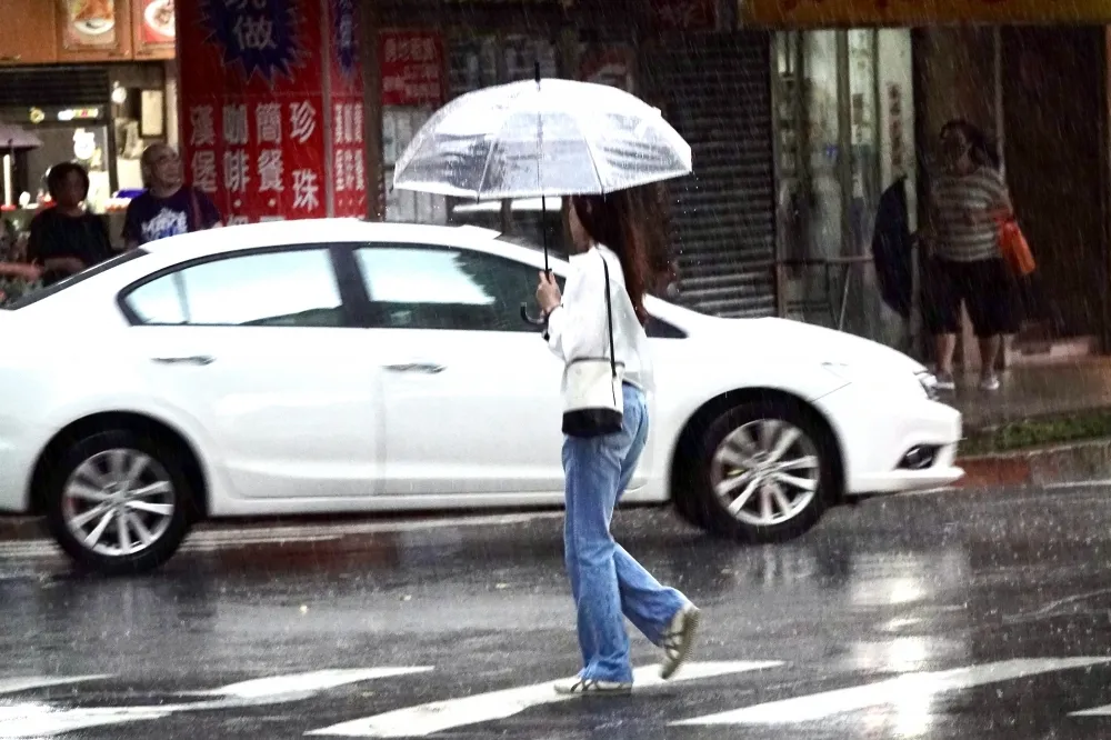 【一周天氣預報】「偽夏」36度高溫來襲　周三鋒面報到間歇雨暫消暑