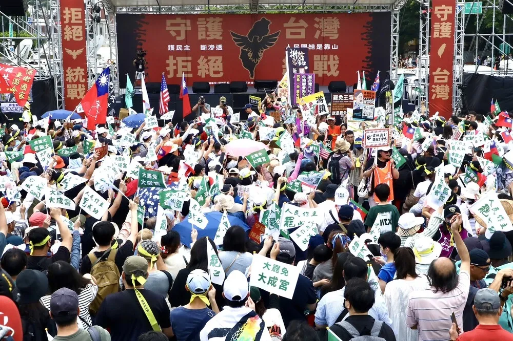 中華民國國旗與台灣獨立旗罕見同框　林俊憲感動喊：反共成基本共識