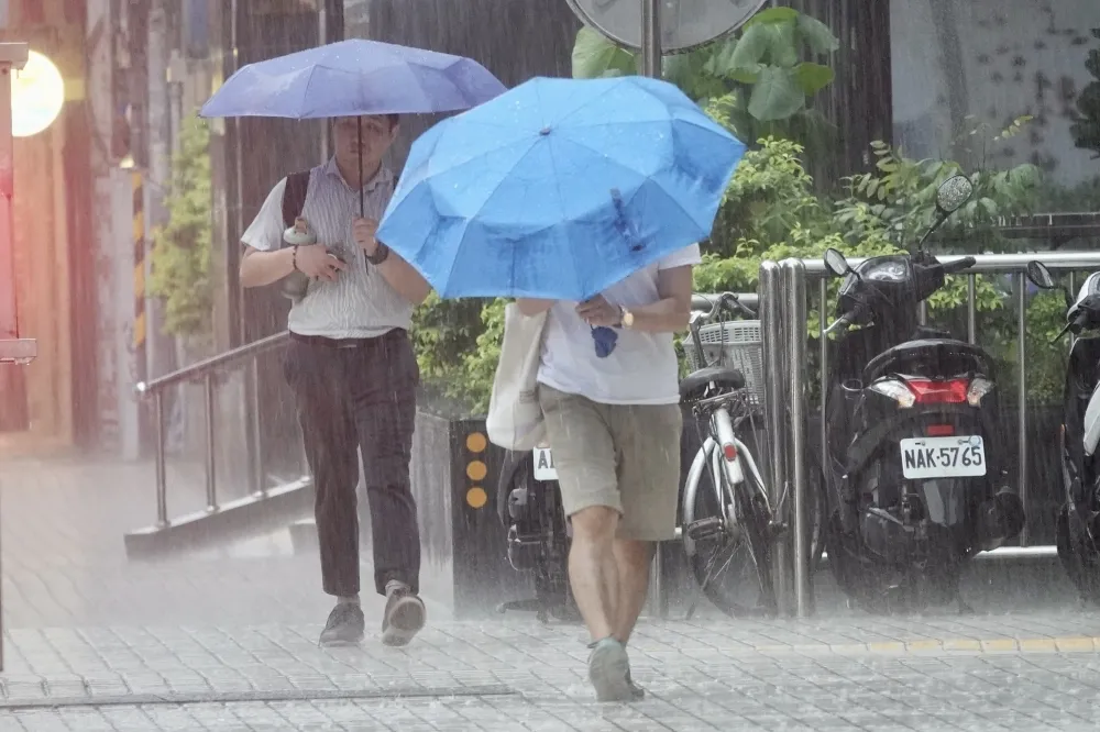 今鋒面通過雨彈狂襲　專家示警「中部以北地區」慎防劇烈天氣
