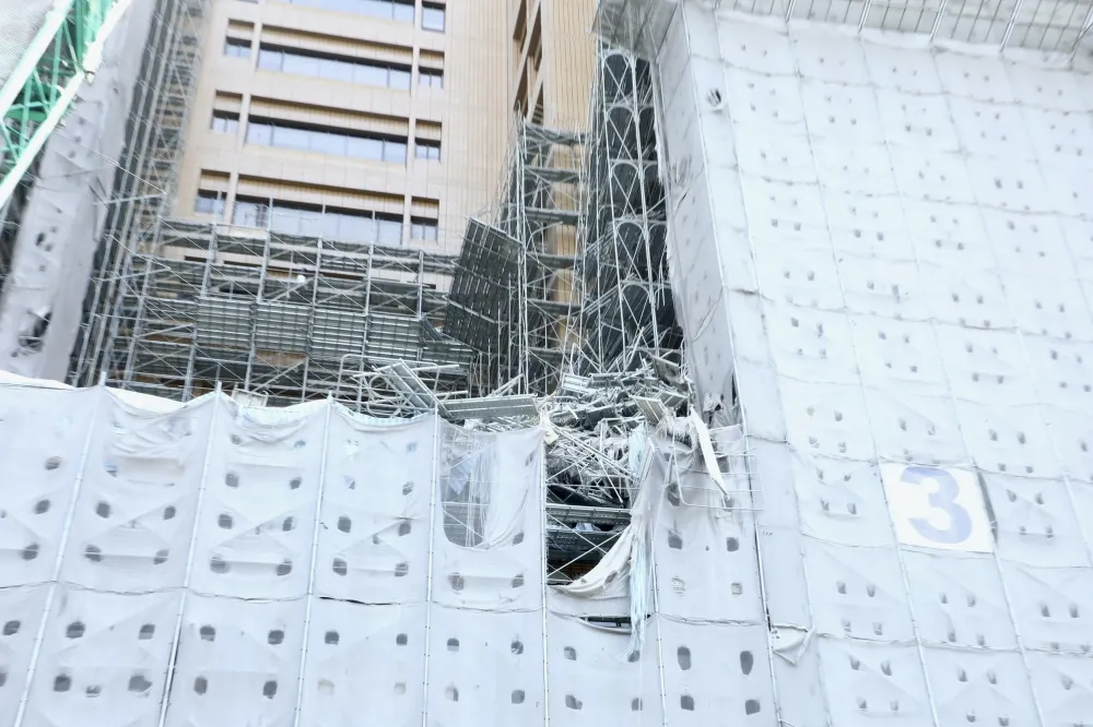 【有片】台大醫院外牆鷹架坍塌　目擊者聞巨響驚呼：像骨牌一樣倒下